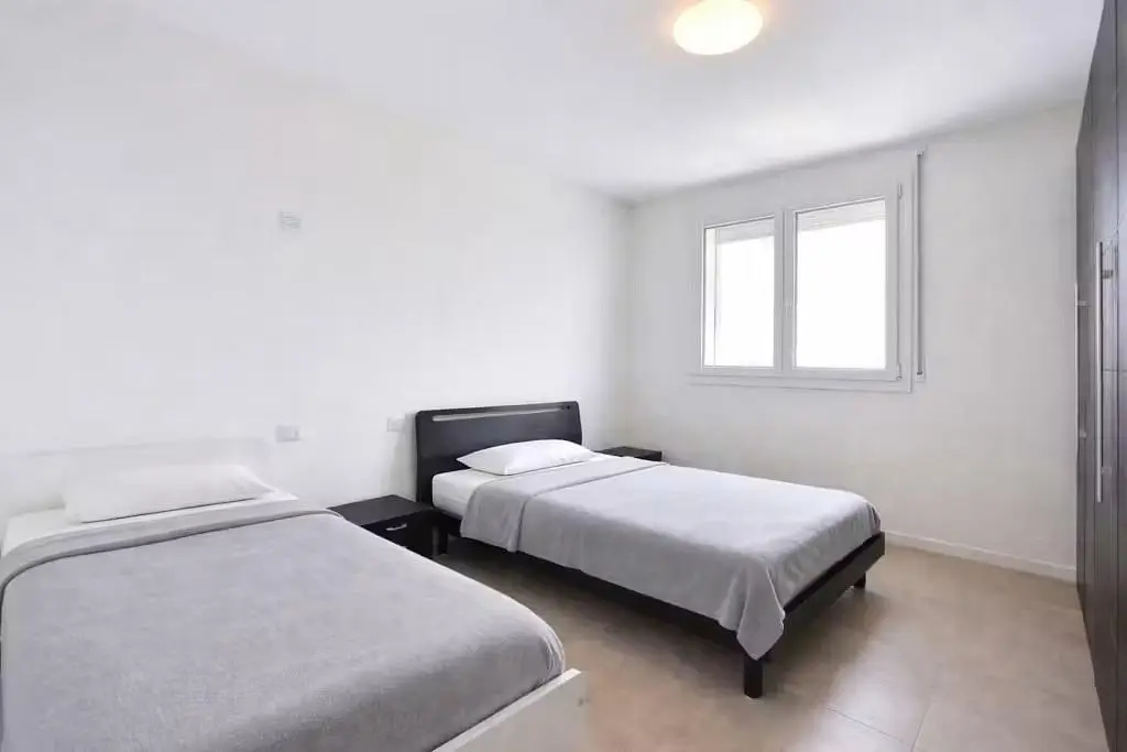 Schlafzimmer; tageslicht, fliesenboden