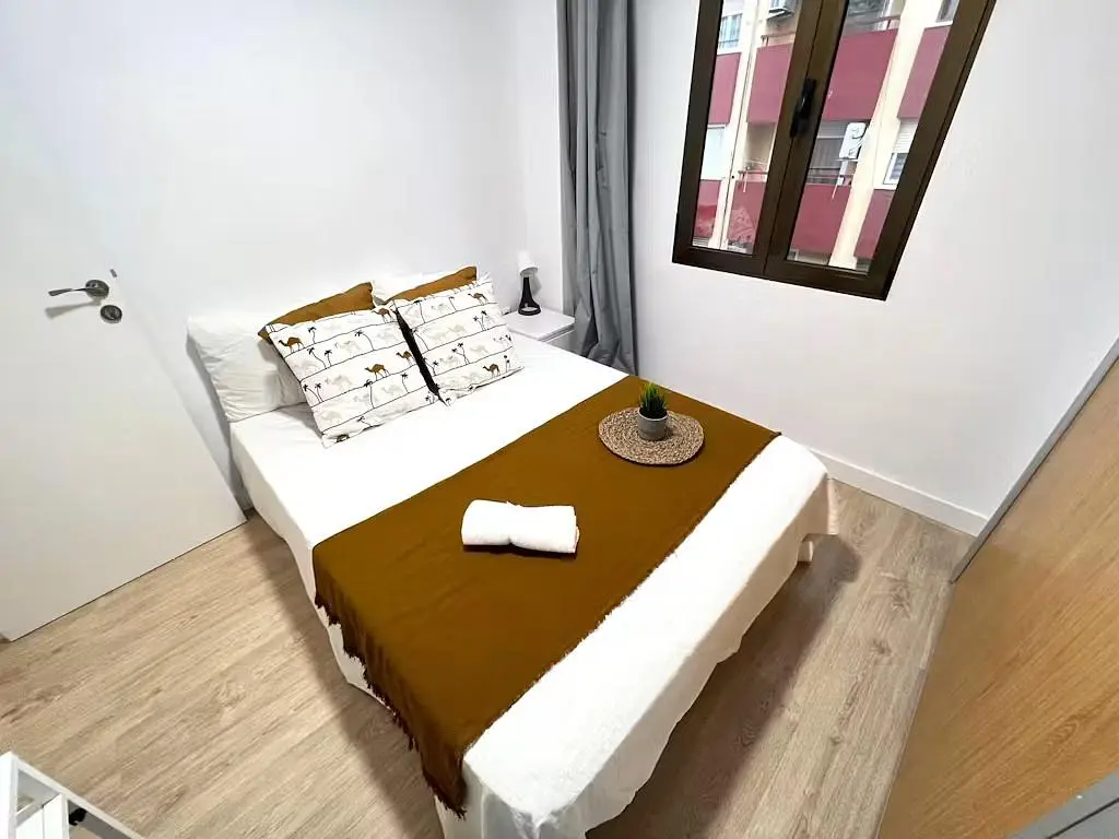 Schlafzimmer; holzboden, tageslicht