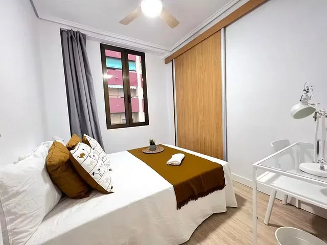 Schlafzimmer; holzboden, tageslicht