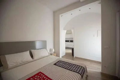 Camera da letto; luce naturale, pavimento in piastrelle