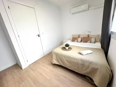 Spavaća soba; drveni pod, prirodno svjetlo