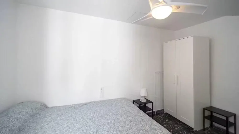 Schlafzimmer; tageslicht, holzboden
