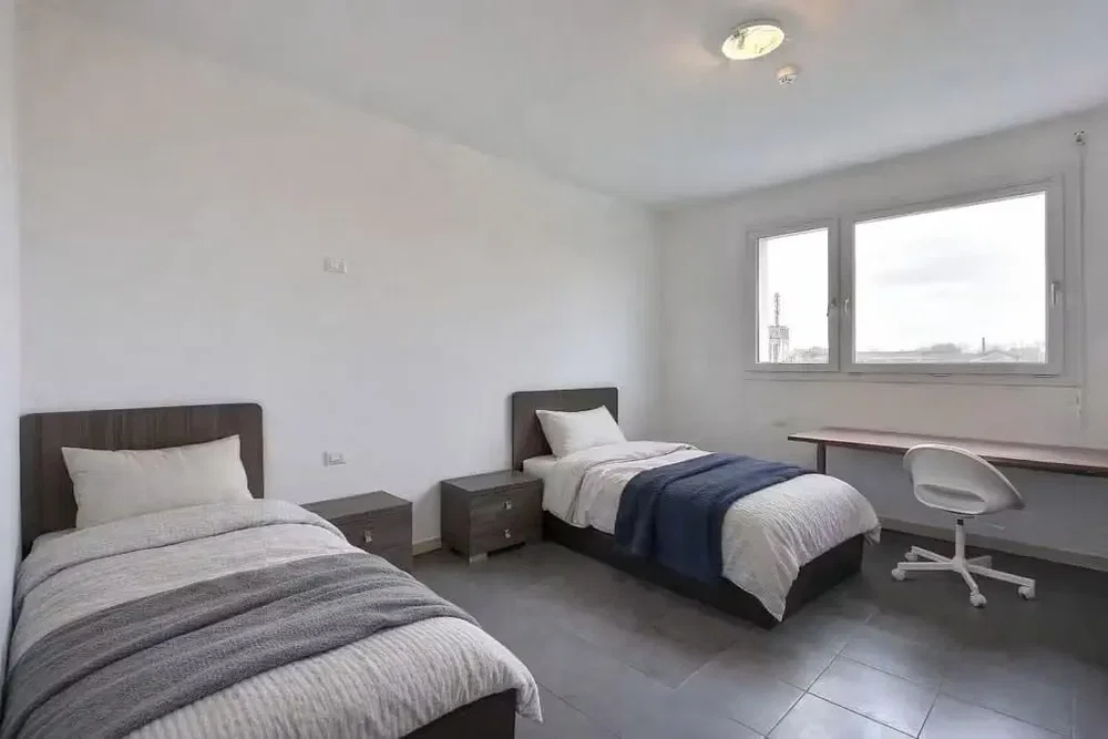 Chambre; lumière naturelle, carrelage