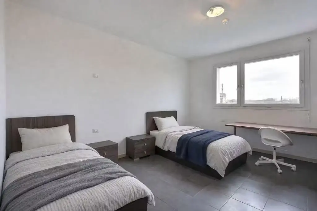 Chambre; lumière naturelle, carrelage