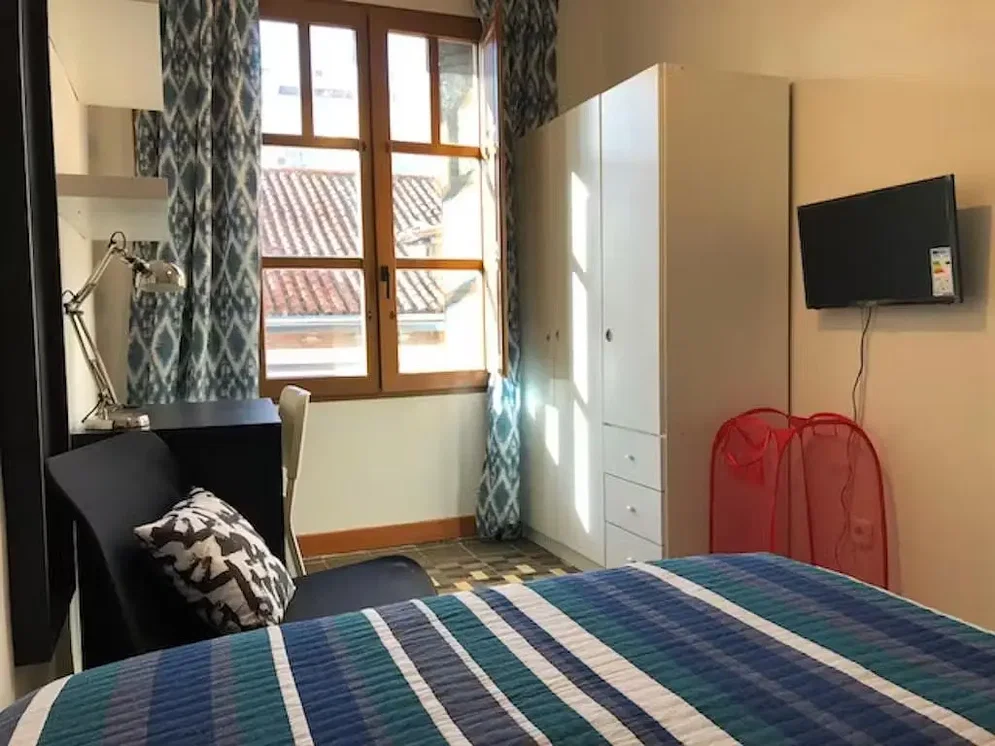 Spálňa; prirodzené svetlo, dlažba