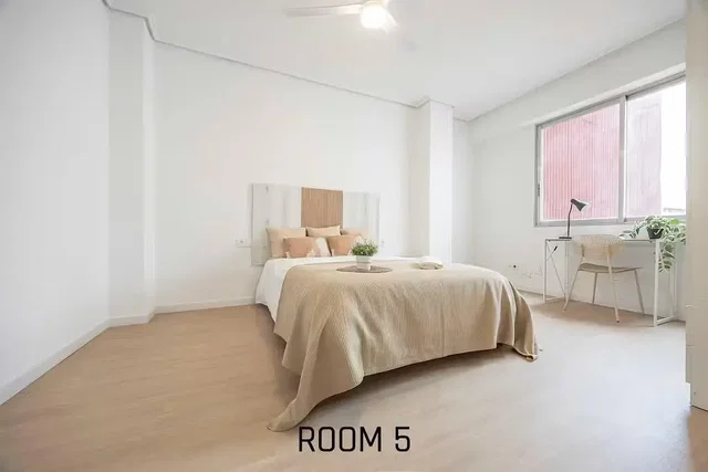 Spavaća soba; prirodno svjetlo, drveni pod, moderni stil