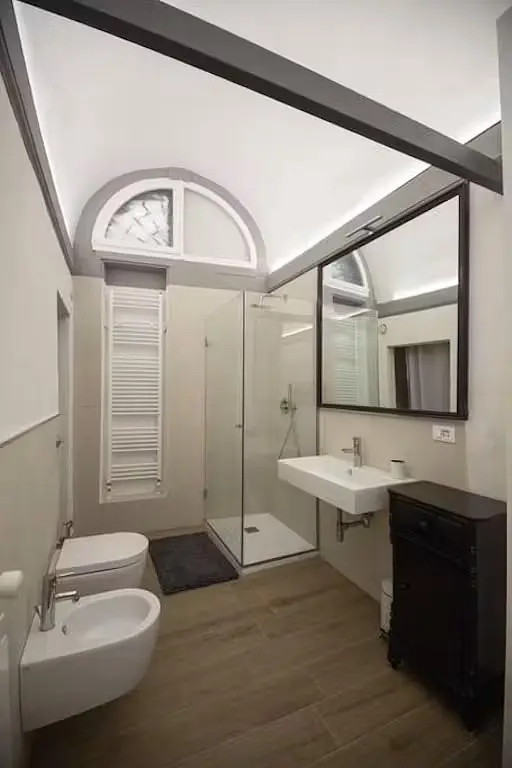 Bagno; pavimento in piastrelle, luce naturale
