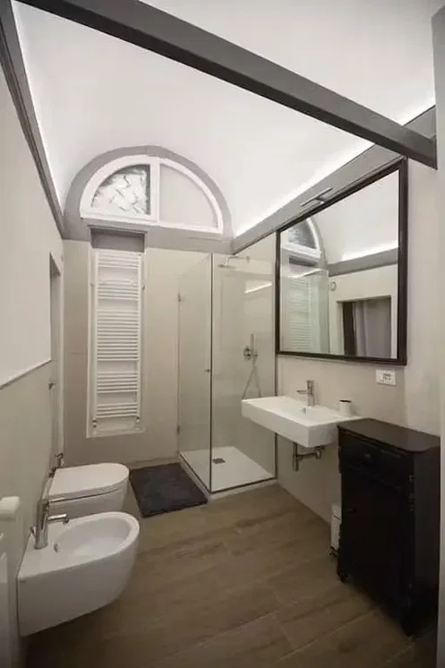 Bagno; pavimento in piastrelle, luce naturale