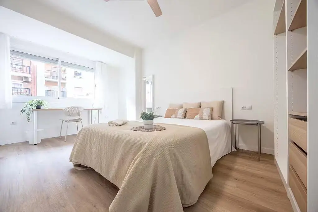 Schlafzimmer; tageslicht, holzboden, moderner stil