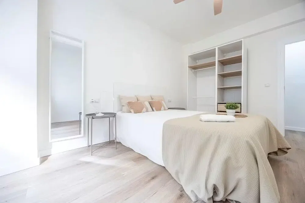 Schlafzimmer; holzboden, tageslicht