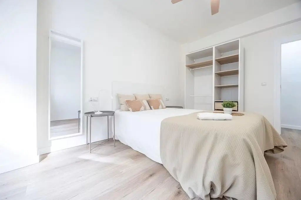 Schlafzimmer; holzboden, tageslicht