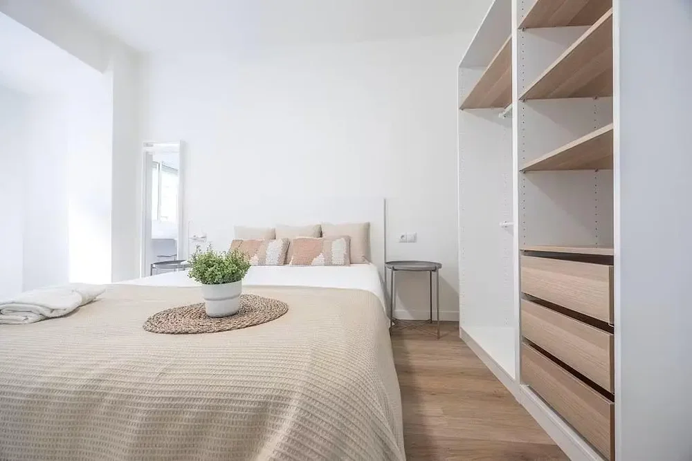 Schlafzimmer; tageslicht, holzboden