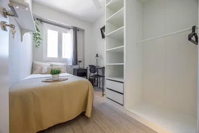 Spavaća soba; prirodno svjetlo, drveni pod