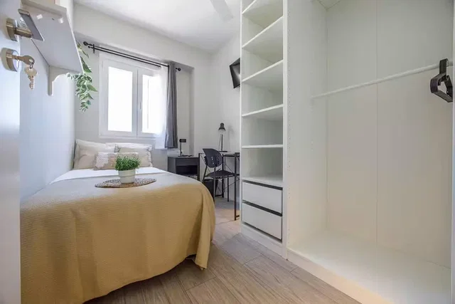 Spavaća soba; prirodno svjetlo, drveni pod
