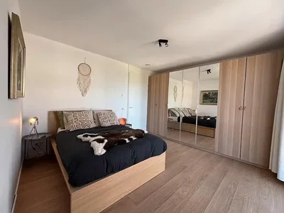 Spavaća soba; drveni pod, prirodno svjetlo