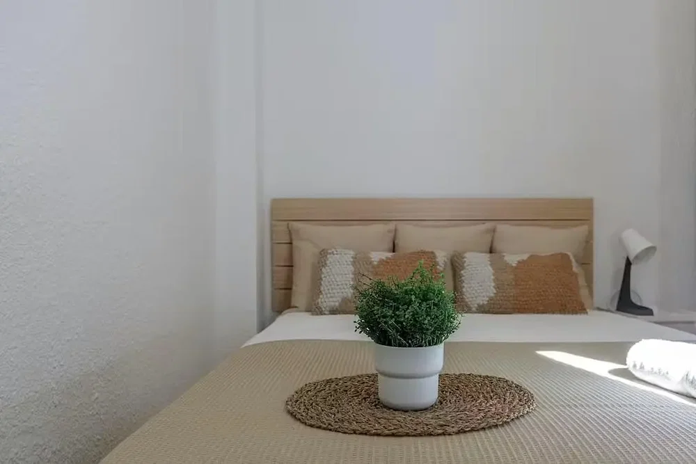 Spavaća soba; prirodno svjetlo, moderni stil
