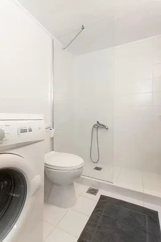 مرحاض; أرضية من البلاط, ضوء طبيعي