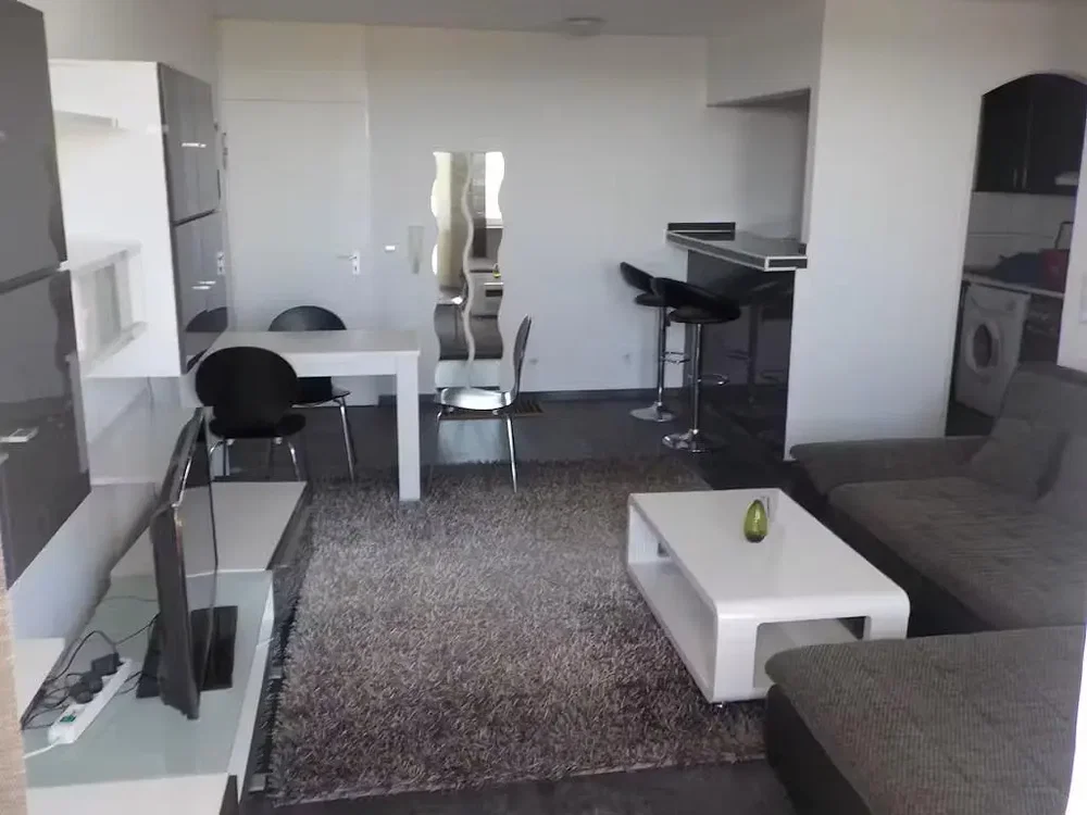 Wohnzimmer; tageslicht, fliesenboden, moderner stil