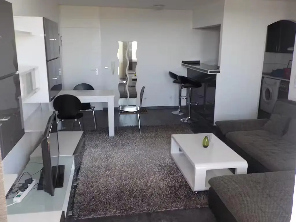 Wohnzimmer; tageslicht, fliesenboden, moderner stil