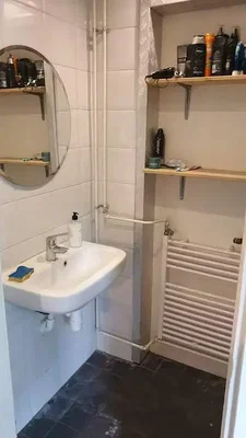 Toilettes; carrelage, lumière naturelle