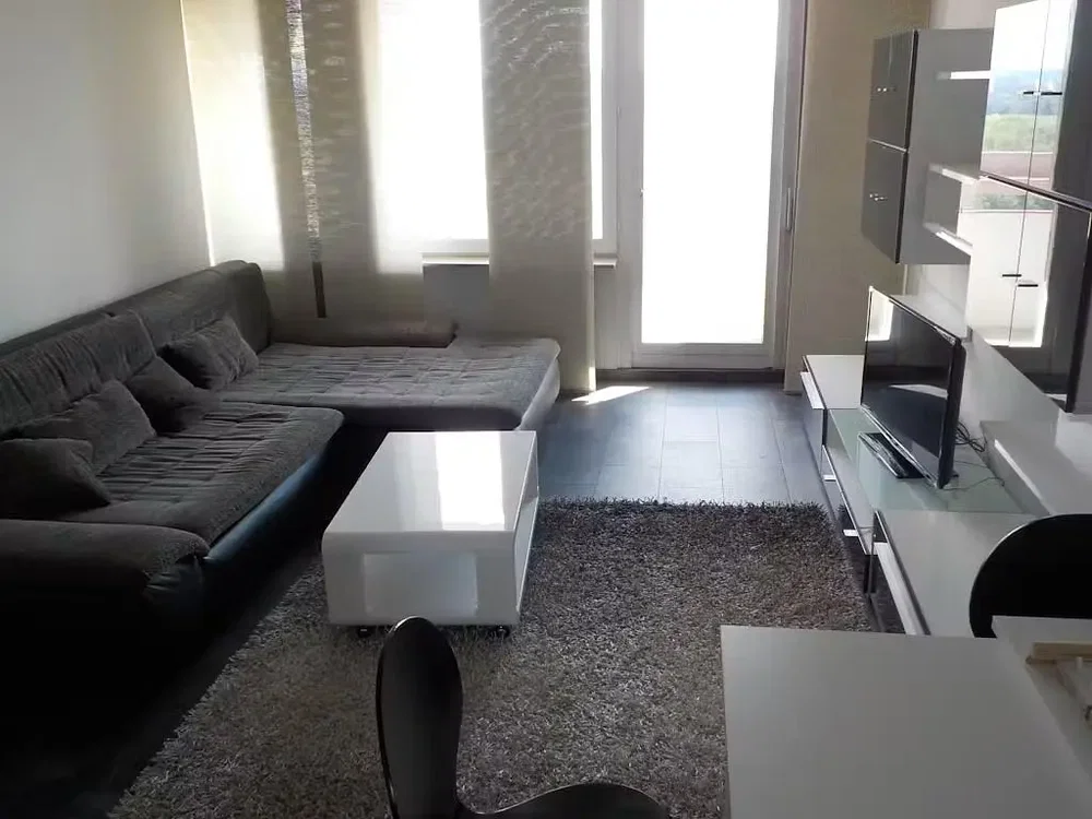 Wohnzimmer; tageslicht, fliesenboden, moderner stil