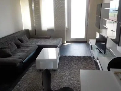 Wohnzimmer; tageslicht, fliesenboden, moderner stil