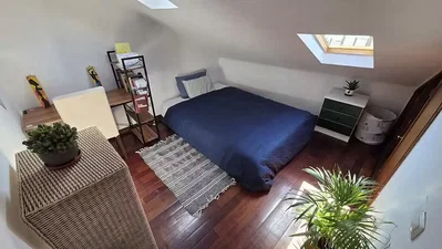 Schlafzimmer; holzboden, tageslicht