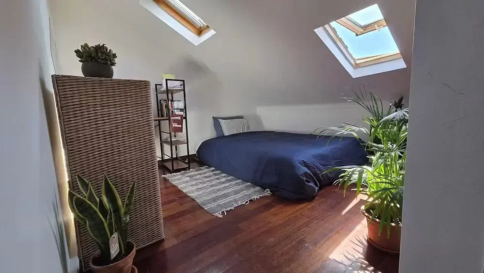 Schlafzimmer; holzboden, tageslicht