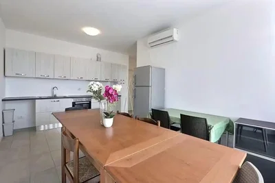 Kuhinja; kuhinjski aparati, prirodno svjetlo, pločice