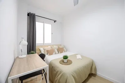 Spavaća soba; prirodno svjetlo, moderni stil