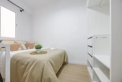 Spavaća soba; prirodno svjetlo, drveni pod, renoviran