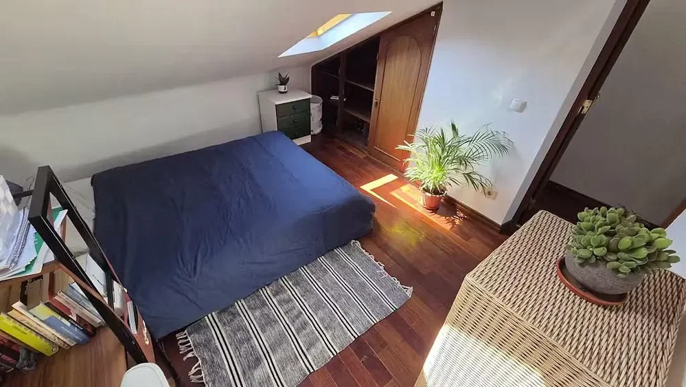 Schlafzimmer; tageslicht, holzboden