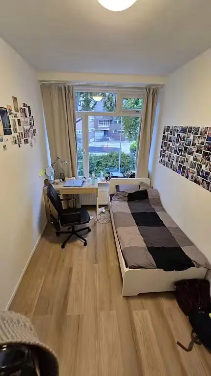 Chambre; parquet, lumière naturelle