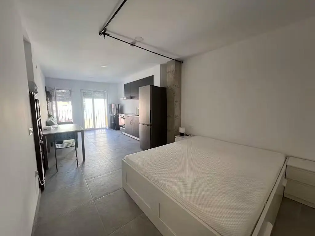 Spavaća soba; pločice, prirodno svjetlo, kuhinjski aparati