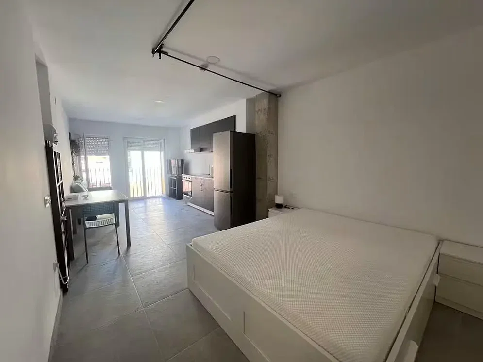 Spavaća soba; pločice, prirodno svjetlo, kuhinjski aparati