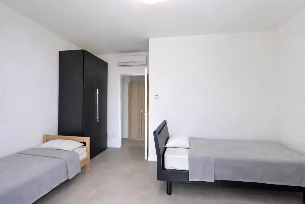 Spavaća soba; prirodno svjetlo, pločice