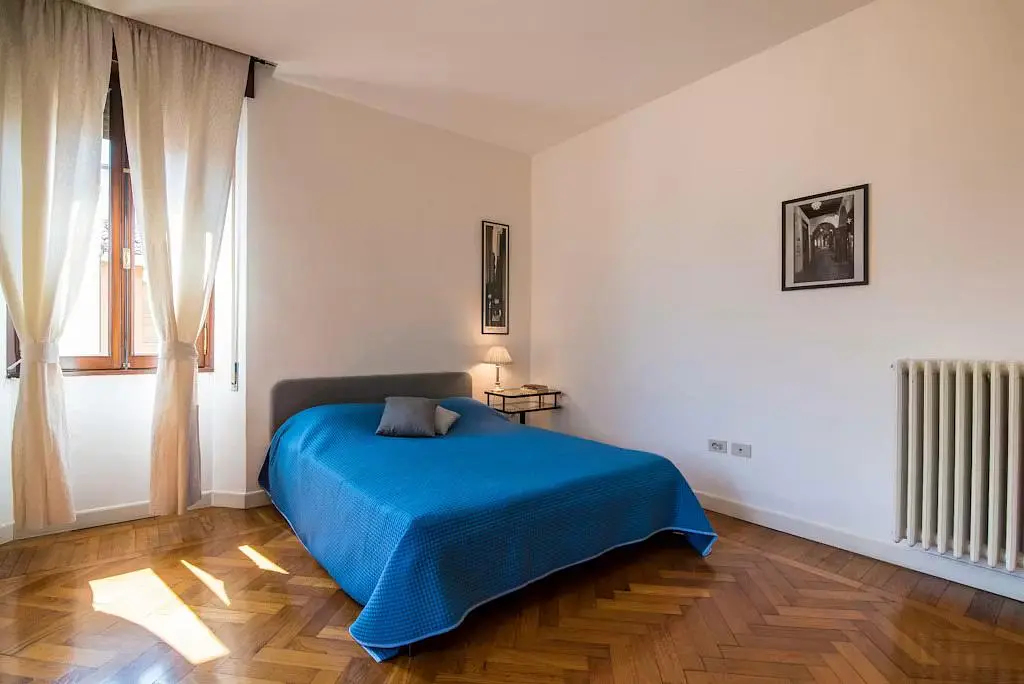 Ložnice; dřevěná podlaha, přirozené světlo