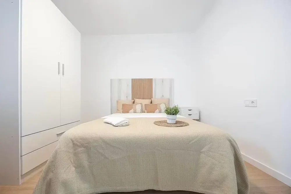 Spavaća soba; prirodno svjetlo, drveni pod, renoviran, moderni stil