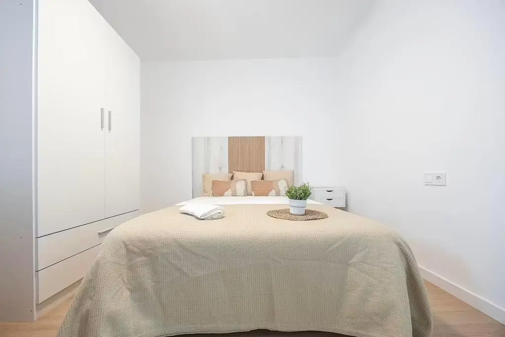 Spavaća soba; prirodno svjetlo, drveni pod, renoviran, moderni stil