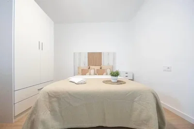 Spavaća soba; prirodno svjetlo, drveni pod, renoviran, moderni stil