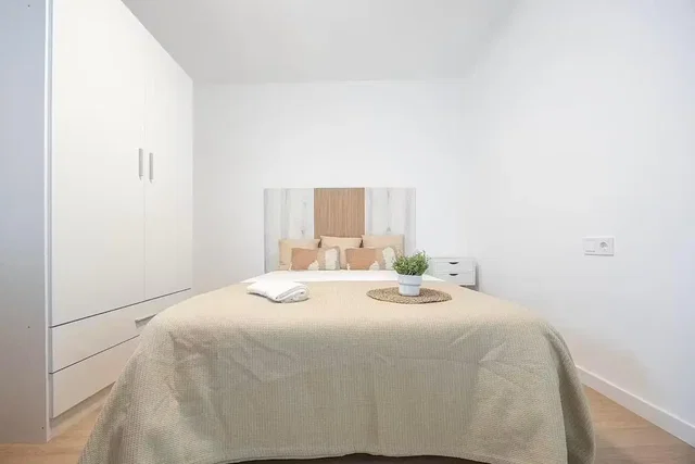 Schlafzimmer; tageslicht, holzboden, renoviert, moderner stil