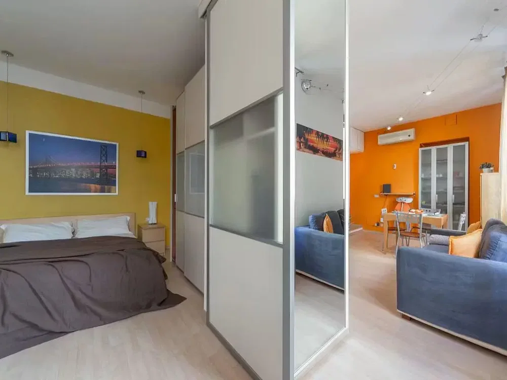 Schlafzimmer; holzboden, tageslicht, moderner stil