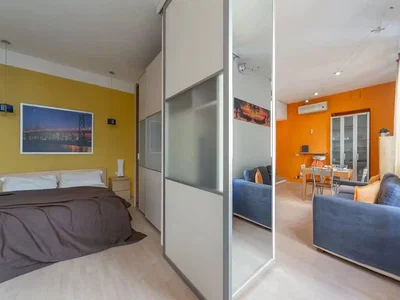 Schlafzimmer; holzboden, tageslicht, moderner stil