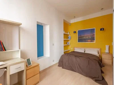 Schlafzimmer; tageslicht, holzboden
