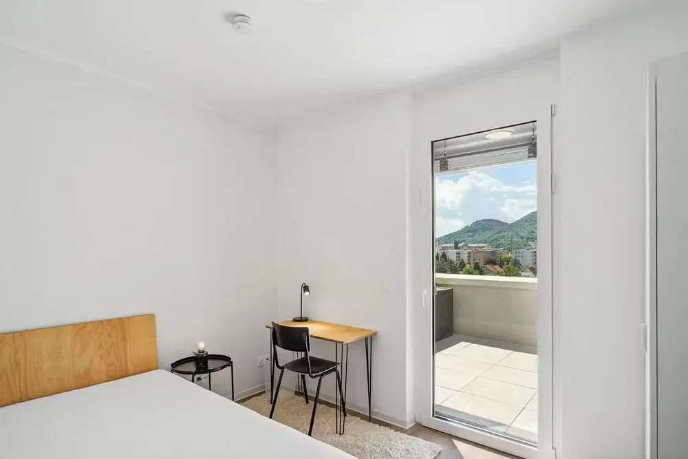 Camera da letto; luce naturale, vista