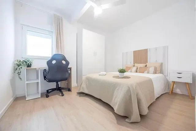 Schlafzimmer; tageslicht, holzboden