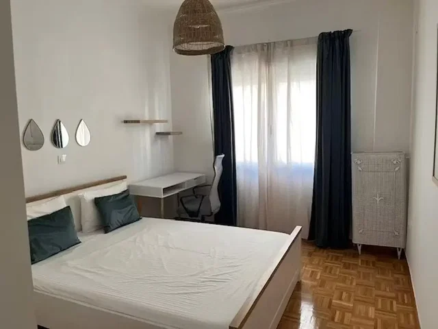 Camera da letto; pavimento in legno, luce naturale