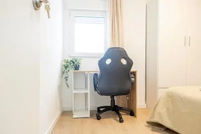 Spavaća soba; prirodno svjetlo, drveni pod