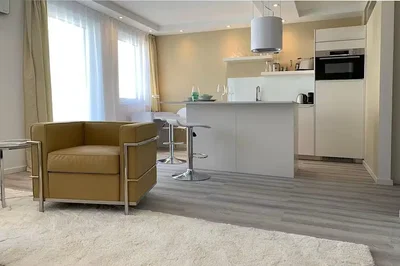 Soggiorno; elettrodomestici, luce naturale, stile moderno, pavimento in legno