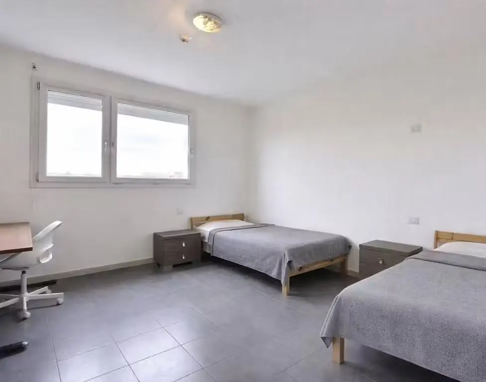 Schlafzimmer; fliesenboden, tageslicht